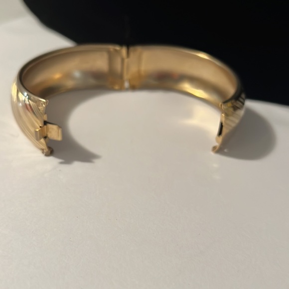 Vintage, gold tone, hinged bangle bracelet - Picture 5 of 9